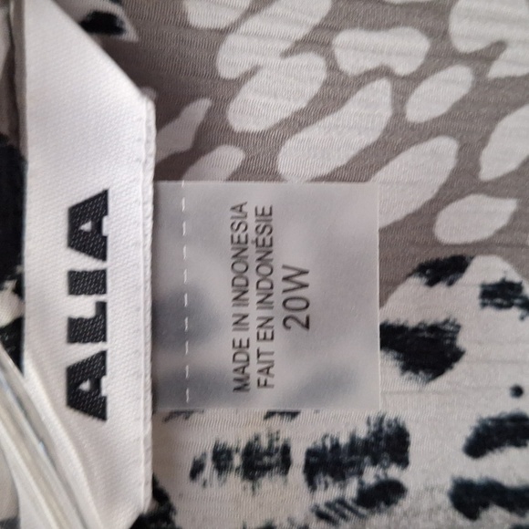 e Alia Black and Tan  Patterned Blouse Button Front Size 20W - Picture 2 of 4